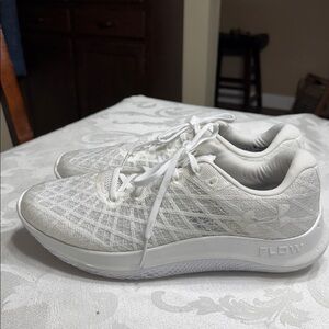 Mens, Like New, white Under Armour FLOW Velociti Wind sneakers. Size 10.5